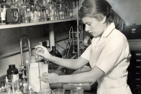 An black and white photo of an SKI researcher in an immunochemistry lab in 1956